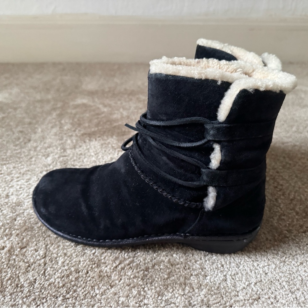 UGG Womens Size 9 Caspia Suede Ankle with leather lace-up boots